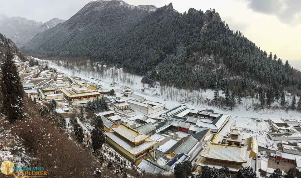 Gonlung Monastery or Youningsi in the snow