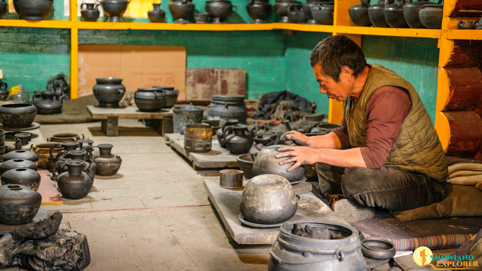 A local master is making Tibetan tradtional block pot