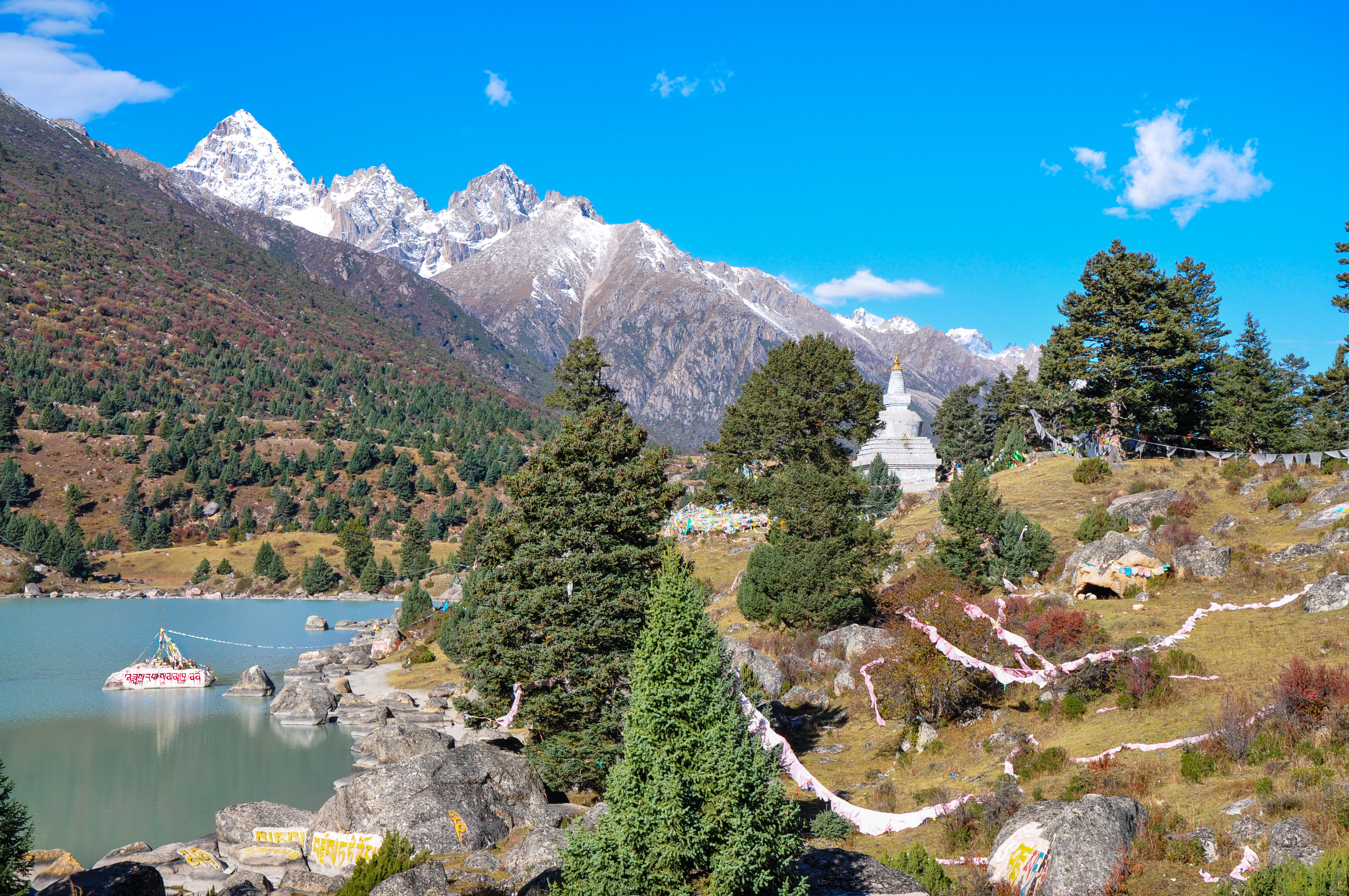 The view of Yilun Lhatso Lake and Mount Chola 